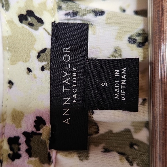 ANN Taylor Factory Green White Print Popover Top Size S - Picture 10 of 11